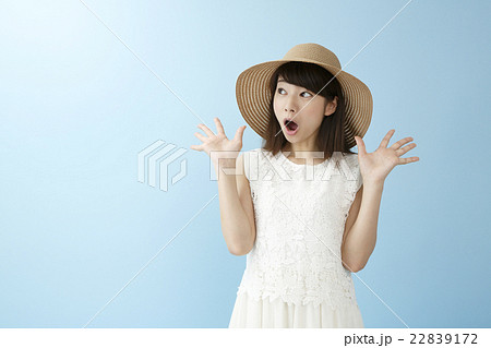 ワンピースの女性ポートレート ワンピースの女性ポートレート 22839172