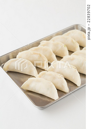 生餃子　白バック 22839702