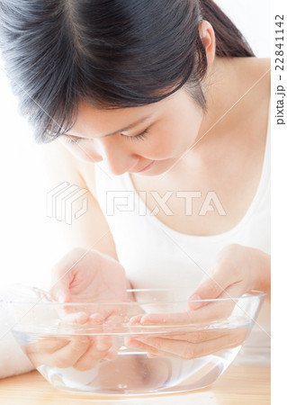 洗顔をする女性、水、ボウル 洗顔をする女性、水、ボウル 22841142