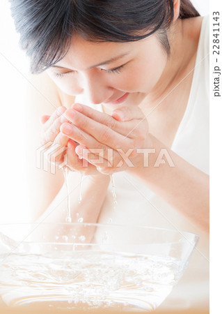 洗顔をする女性、水、ボウル 洗顔をする女性、水、ボウル 22841143