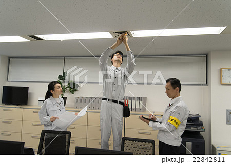 空調設備点検をする技術者 空調設備点検をする技術者 22842811