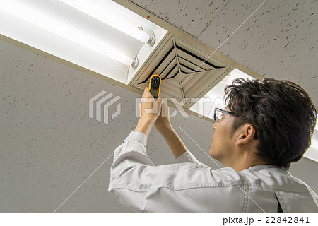 空調設備点検をする技術者 22842841
