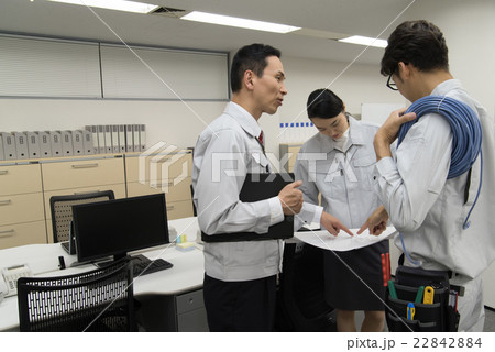 図面を見て打ち合わせする技術者 図面を見て打ち合わせする技術者 22842884