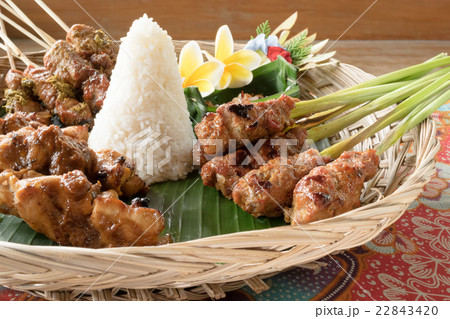 インドネシア料理　サテ・アヤム　かご　バティック 22843420