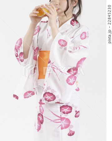 ビールを飲む浴衣姿の若い女性 22845230
