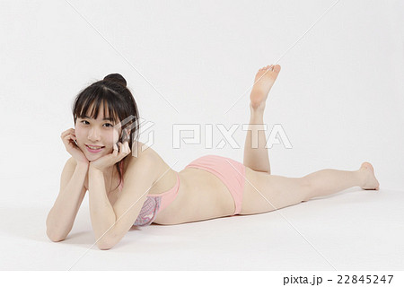 水着姿の女性の後ろ姿 22845247