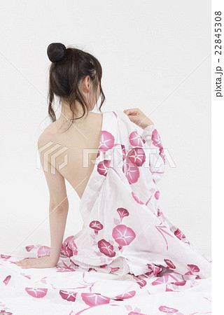 浴衣をはだける若い女性の後ろ姿の写真素材