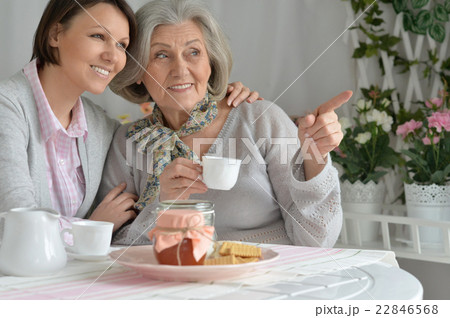 mother and adult daughter mother and adult daughter 22846568