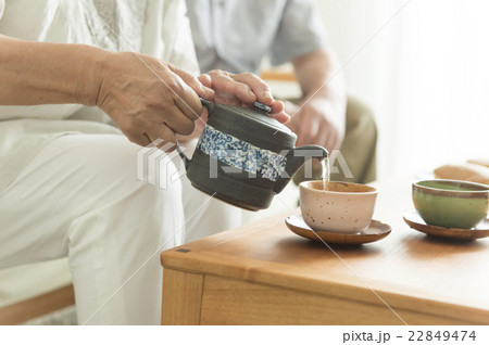お茶を飲むシニア夫婦 22849474