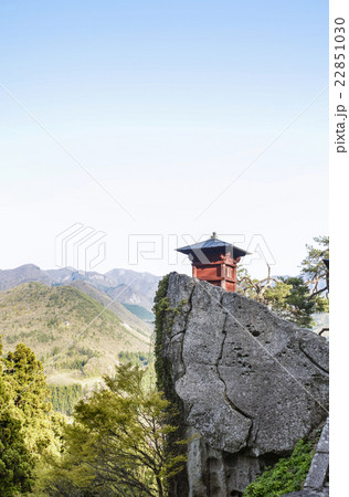山寺と麓の集落の風景 22851030