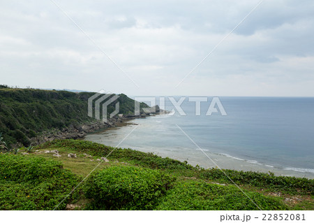 Sea of emerald green of the Okinawa 22852081