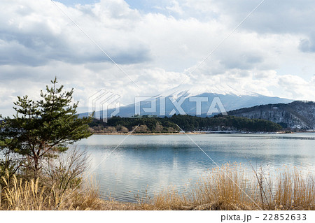 Lake kawaguchi with mt. Fuji Lake kawaguchi with mt. Fuji 22852633