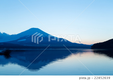 Lake yamanaka and mountain Fuji 22852639