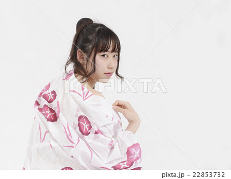 浴衣をはだける若い女性の後ろ姿 22853732