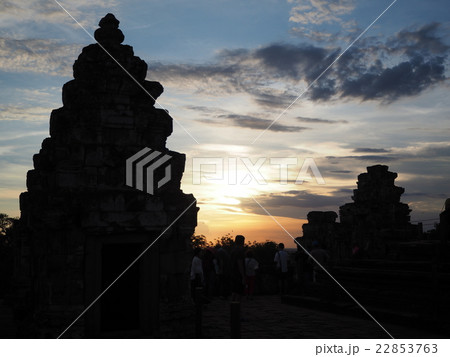 カンボジア、寺院からの夕日 22853763