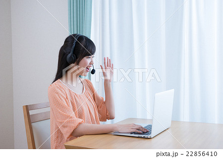 私服姿の女子高生(パソコン、インターネット学習、ヘッドセット) 私服姿の女子高生(パソコン、インターネット学習、ヘッドセット) 22856410