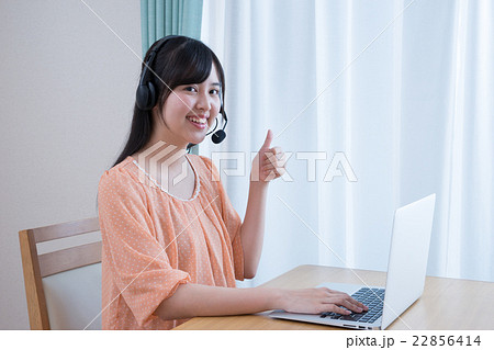 私服姿の女子高生(パソコン、インターネット学習、ヘッドセット) 私服姿の女子高生(パソコン、インターネット学習、ヘッドセット) 22856414