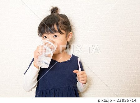 コップでうがい 22856714