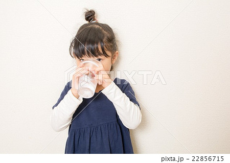 コップで水を飲む 22856715