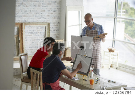 趣味を楽しむシニア 絵画 趣味を楽しむシニア 絵画 22856794