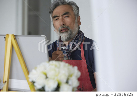 趣味を楽しむシニア　絵画 22856828