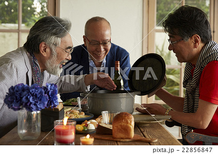 ホームパーティーをするシニア 22856847
