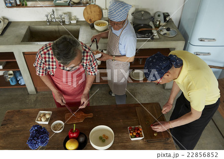 趣味を楽しむシニア　料理 22856852