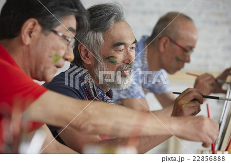 趣味を楽しむシニア　絵画 22856888