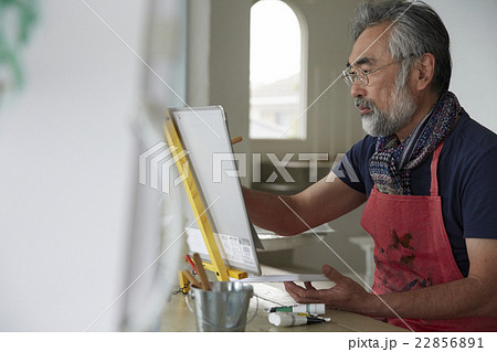 趣味を楽しむシニア　絵画 22856891