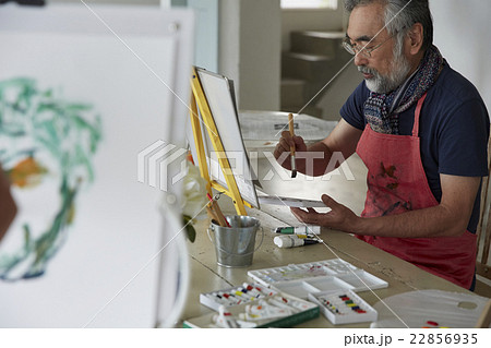 趣味を楽しむシニア 絵画 趣味を楽しむシニア 絵画 22856935