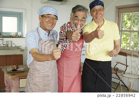 趣味を楽しむシニア　料理 22856942