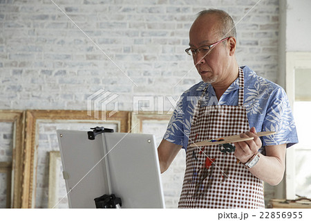 趣味を楽しむシニア 絵画 趣味を楽しむシニア 絵画 22856955