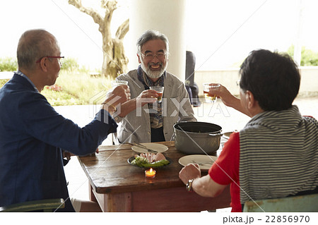 ホームパーティーをするシニア 22856970