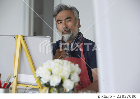 趣味を楽しむシニア　絵画 22857080