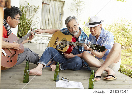 趣味を楽しむシニア 22857144