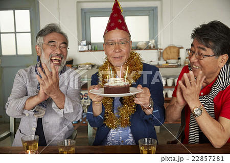 誕生日を祝うシニア 誕生日を祝うシニア 22857281