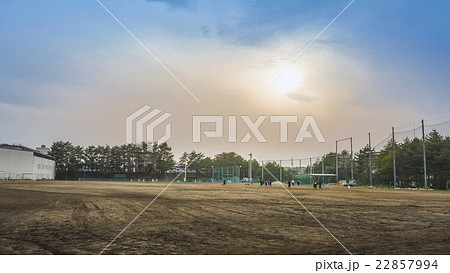 夕暮れの校庭 22857994
