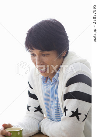 テーブルに座る男性 22857995