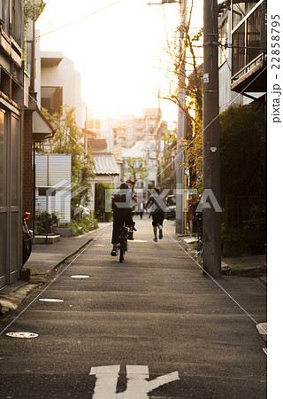 夕日の中を走る子供たち 夕日の中を走る子供たち 22858795