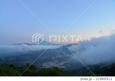 箱根玄岳から丹那盆地と富士山を望む 22860911