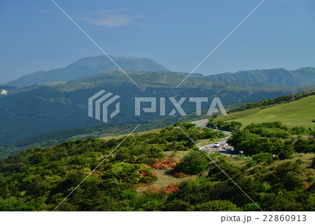 ツツジ咲く箱根玄岳から箱根連山を望む 22860913