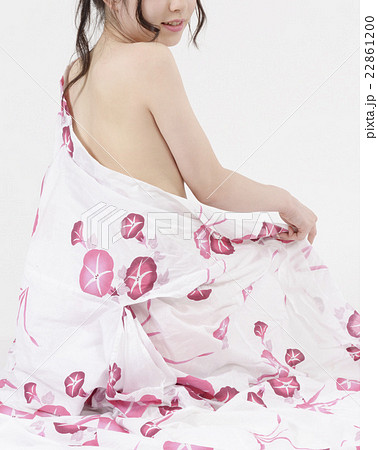 浴衣をはだける若い女性の後ろ姿の写真素材