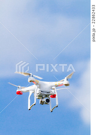 無人航空機　ホバリングするドローン　Phantom3 Pro 22862433