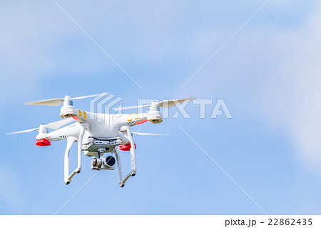 無人航空機　ホバリングするドローン　Phantom3 Pro 22862435