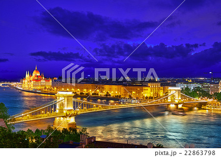 Szechenyi Chain Bridge and Parliament .  Szechenyi Chain Bridge and Parliament .  22863798