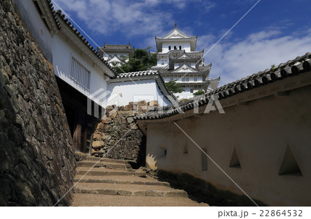 世界遺産「姫路城」はの門手前から大天守と西小天守、乾小天守を見る 22864532