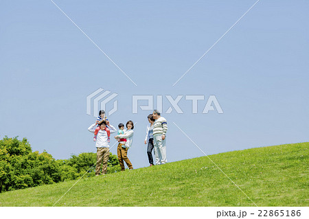 新緑の公園で遊ぶ三世代家族 新緑の公園で遊ぶ三世代家族 22865186
