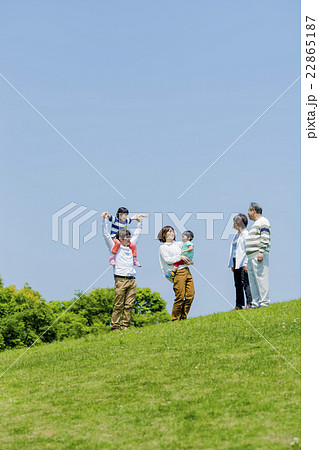 新緑の公園で遊ぶ三世代家族 22865187