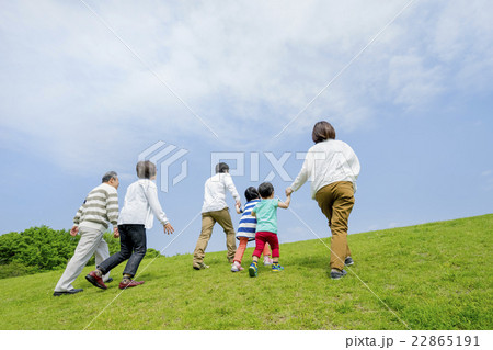 新緑の公園で遊ぶ三世代家族の後ろ姿 新緑の公園で遊ぶ三世代家族の後ろ姿 22865191