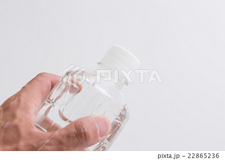 ミネラルウォーター　白バック 22865236